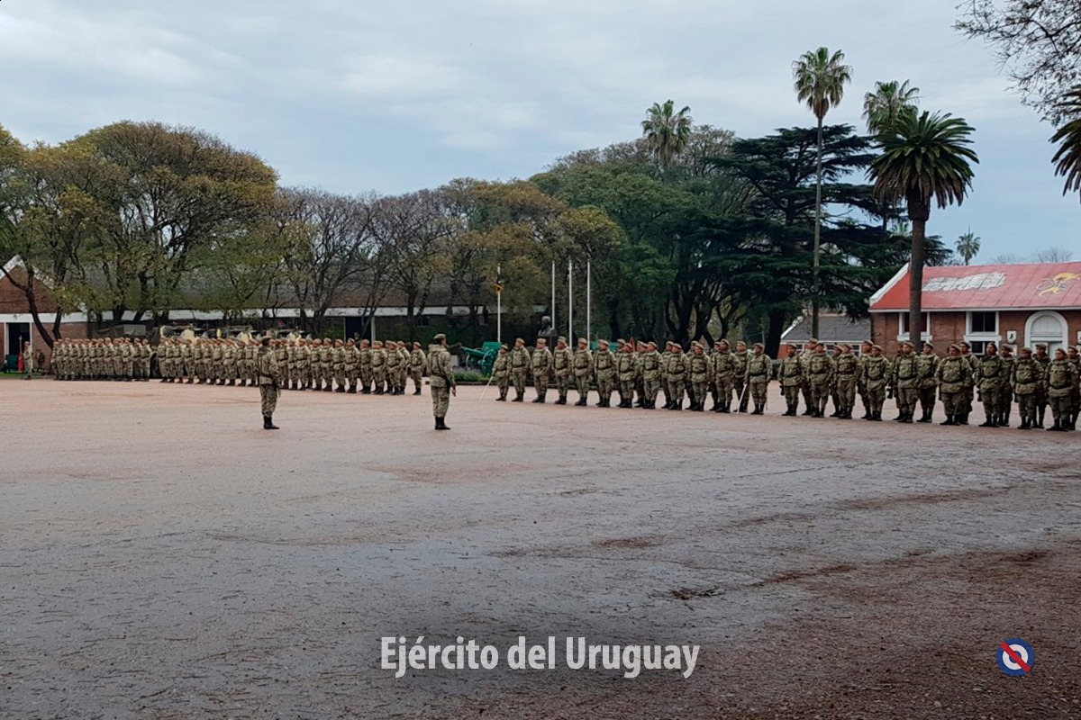 Visita inspectiva al Grupo de Artillería Nº 5 Ejército Nacional